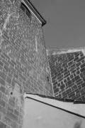 ČELÁKOVICE: pohled na jižní stěnu věže a západní štít kostelní lodi (foto M. Falta 2010).