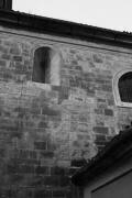 ČELÁKOVICE: pohled na románské okno, zazděný portál a barokní okno na jižní fasádě lodi (foto M. Falta 2010).
