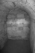 ČELÁKOVICE: celkový pohled do kobky v předpokládaném druhém románském patře věže (foto M. Falta 2010).