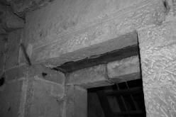 ČELÁKOVICE: detail nadpraží vstupu do kobky v předpokládaném druhém románském patře věže (foto M. Falta 2010).