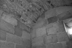 ČELÁKOVICE: detail skladby klenby kobky v předpokládaném druhém románském patře věže (foto M. Falta 2010).