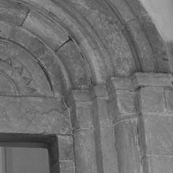 LIBČANY: detail ostení románského (hlavního) vstupního portálu (foto M. Falta 2006).