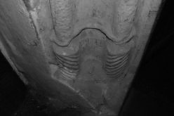 LIBČANY: detail ostění pozdně gotického portálu prolomeného v západní štítové zdi (foto M. Falta 2005).