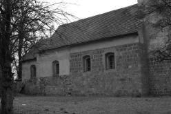 OLEŠKY: pohled na kostel od severozápadu před obnovou vnějšího pláště stavby (foto R. Flachs 2004).