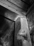 PAŘÍŽOV: kamenné ostění a dřevěný překlad portálu spojující chodbičku v západní zdi se schodištěm v tloušťce zdi (foto M. Falta 2010).