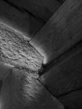 PAŘÍŽOV: kamenné ostění a překlad portálu vedoucího ze schodiště do druhého patra věže a detail dřevěné zastropující konstrukce nad výstupním ramenem schodiště a podestou (foto M. Falta 2010).