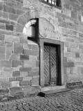 PLAŇANY: torzo románského portálu v jižní stěně (foto M. Falta 2009).