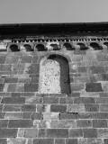 PLAŇANY: detail románského okna a římsy v severní stěně (foto M. Falta 2010).