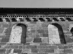 PLAŇANY: detail románských oken a římsy v severní stěně (foto M. Falta 2010).
