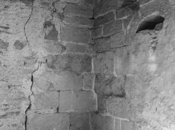 PLAŇANY: interiér věže s torzem zazděného sdruženého okna (foto M. Falta 2008).