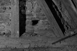 TŘEBONÍN: detail západní stěny východního štítu s kapsou po trámu, který mohl být součástí nosné konstrukce krovu (Foto M. Falta 2013).