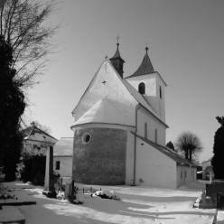 VYSOKÝ ÚJEZD nad DĚDINOU: celkový pohled na kostel od severovýchodu (foto M. Falta 2011).