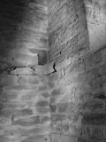 VYSOKÝ ÚJEZD nad DĚDINOU: rozhraní mezi románským kvádrovým zdivem a pozdější konstrukcí z lomového kamene ve druhém patře věže (foto M. Falta 2010).