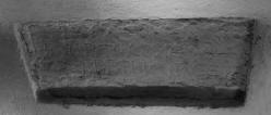 VYSOKÝ ÚJEZD nad DĚDINOU: románský náhrobek s nápisem „† BARTOLOMEUS † P PRESBYT † HIC IACET“ (foto M. Falta 2010).