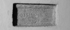 VYSOKÝ ÚJEZD nad DĚDINOU: románský náhrobek s nápisem „† WOGZLAVA DOMICELLA“ (foto M. Falta 2010).