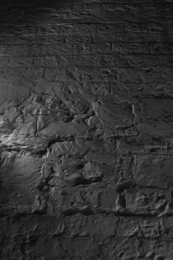 VYSOKÝ ÚJEZD nad DĚDINOU: srtuktura severzní stěny románské části věže (foto M. Falta 2019).